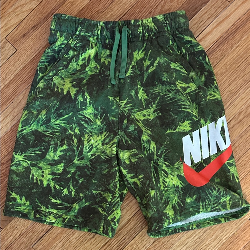 Nike Kids Jungle/leaf print Green Shorts